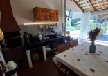 Casa com Piscina, Frente para Área Verde e Rua Sem