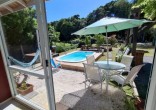 Casa com Piscina, Frente para Área Verde e Rua Sem