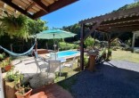 Casa com Piscina, Frente para Área Verde e Rua Sem