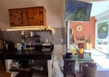 Casa com Piscina, Frente para Área Verde e Rua Sem