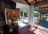 Casa com Piscina, Frente para Área Verde e Rua Sem
