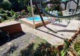 Casa com Piscina, Frente para Área Verde e Rua Sem
