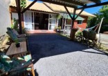 Casa com Piscina, Frente para Área Verde e Rua Sem