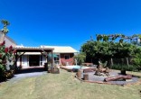 Casa com Piscina, Frente para Área Verde e Rua Sem