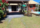 Casa com Piscina, Frente para Área Verde e Rua Sem