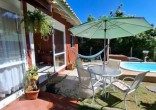 Casa com Piscina, Frente para Área Verde e Rua Sem