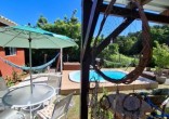 Casa com Piscina, Frente para Área Verde e Rua Sem