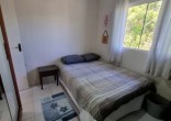 Casa com Piscina, Frente para Área Verde e Rua Sem