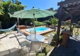 Casa com Piscina, Frente para Área Verde e Rua Sem