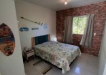 Casa com Piscina, Frente para Área Verde e Rua Sem