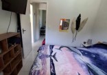 Casa com Piscina, Frente para Área Verde e Rua Sem