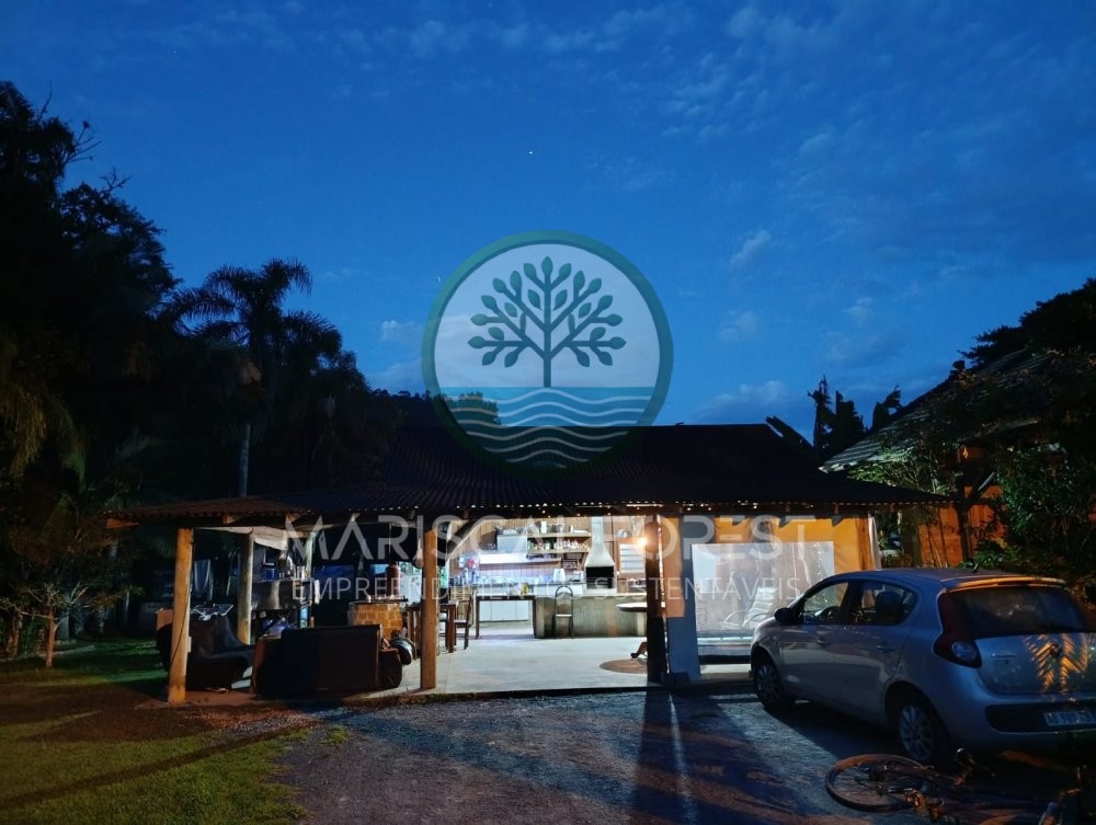 Casa com Caracter�sticas de S�tio � Venda no Maris