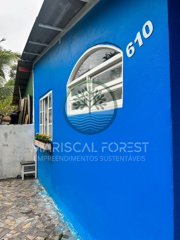 Casa � Venda no Mariscal com Jardim e Quadra de Ba