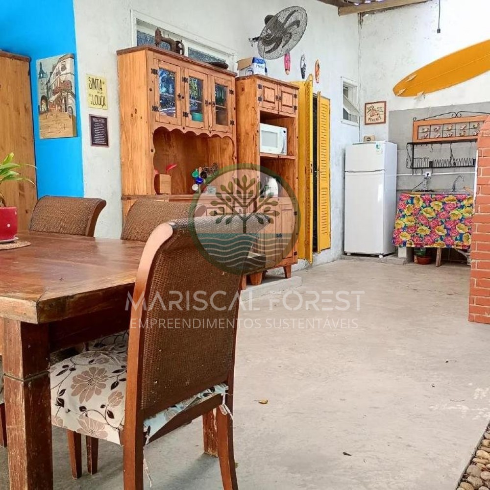 Casa � Venda no Mariscal com Jardim e Quadra de Ba