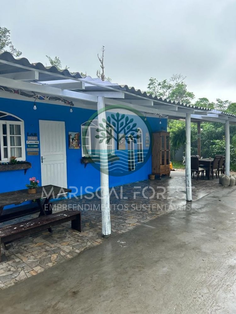Casa � Venda no Mariscal com Jardim e Quadra de Ba