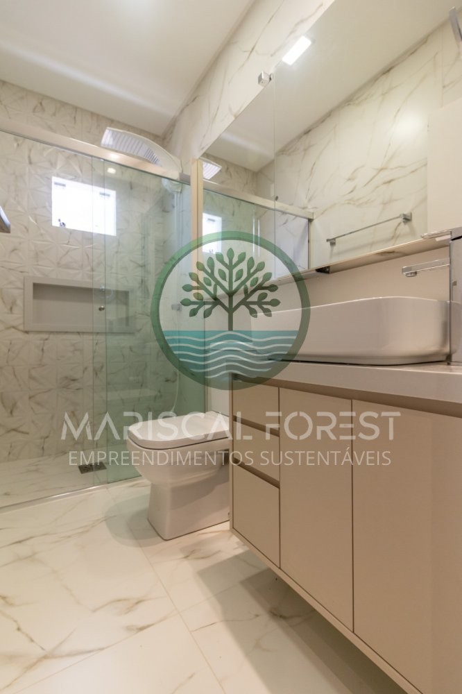 Casa T�rrea � Venda no Mariscal a 350m da Praia