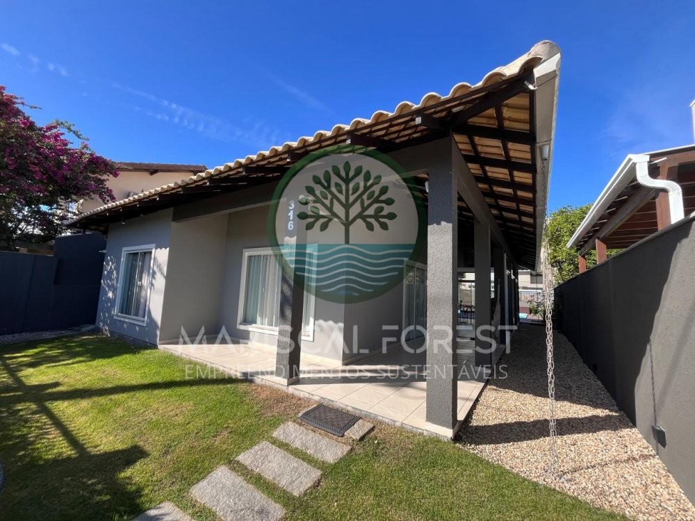 Casa T�rrea � Venda no Mariscal a 350m da Praia
