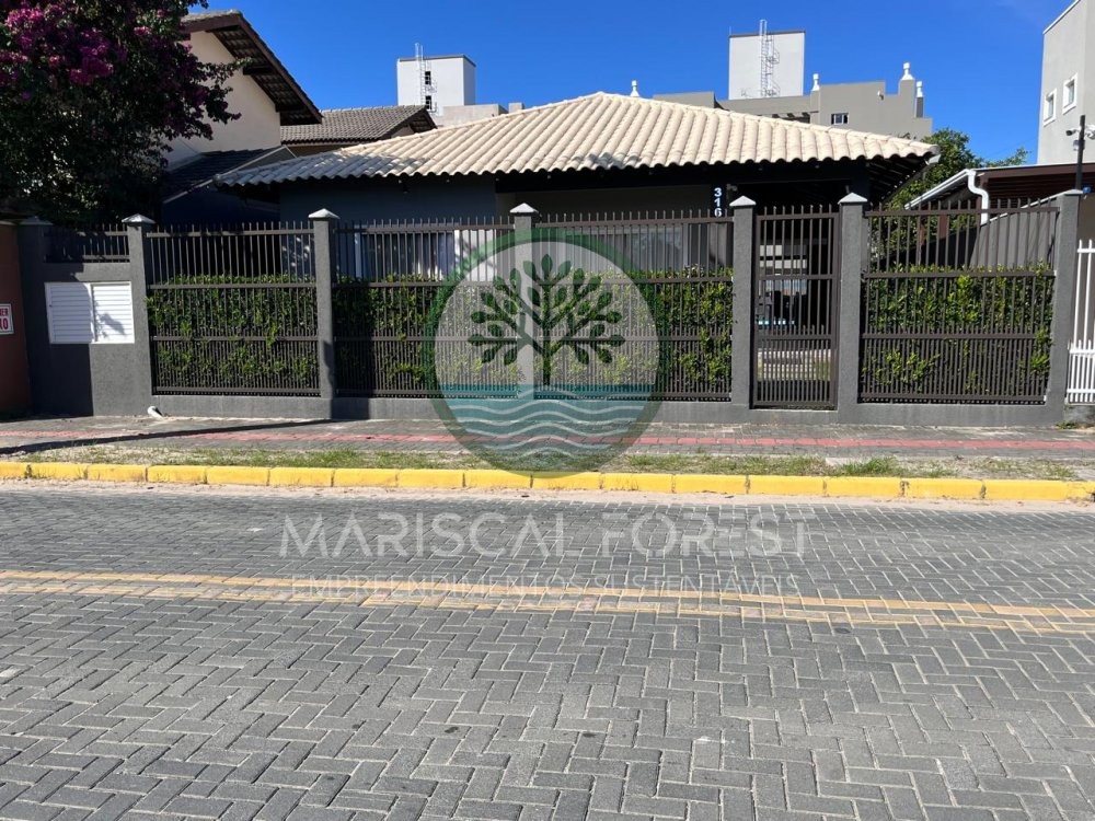 Casa T�rrea � Venda no Mariscal a 350m da Praia