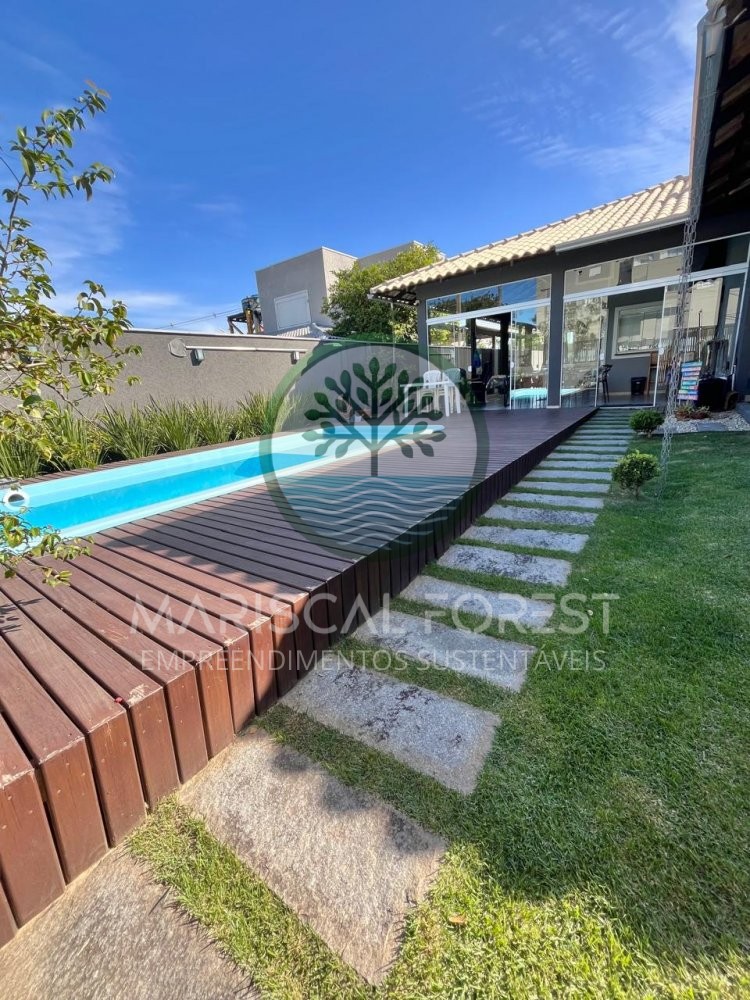 Casa T�rrea � Venda no Mariscal a 350m da Praia