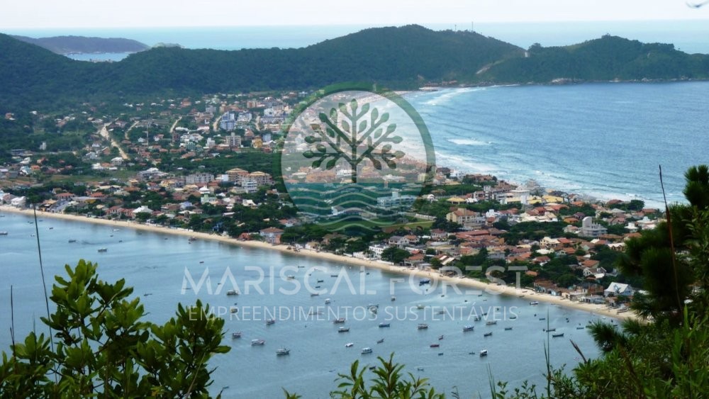 Casa com Piscina, Frente para �rea Verde e Rua Sem