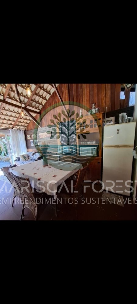 Casa com Piscina, Frente para �rea Verde e Rua Sem