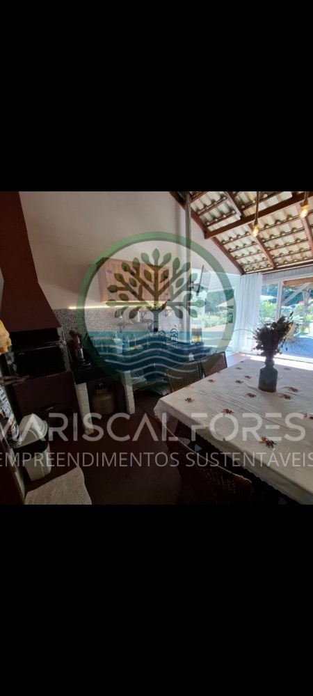 Casa com Piscina, Frente para �rea Verde e Rua Sem