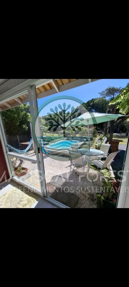 Casa com Piscina, Frente para �rea Verde e Rua Sem