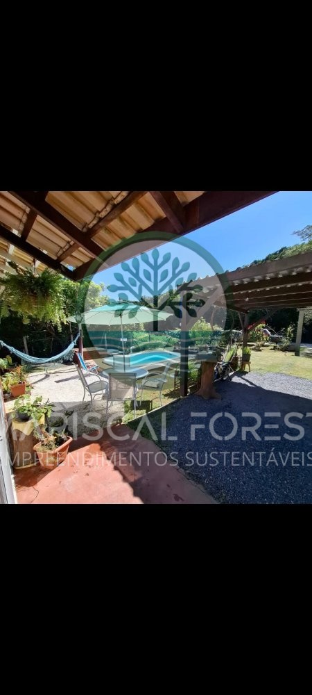 Casa com Piscina, Frente para �rea Verde e Rua Sem