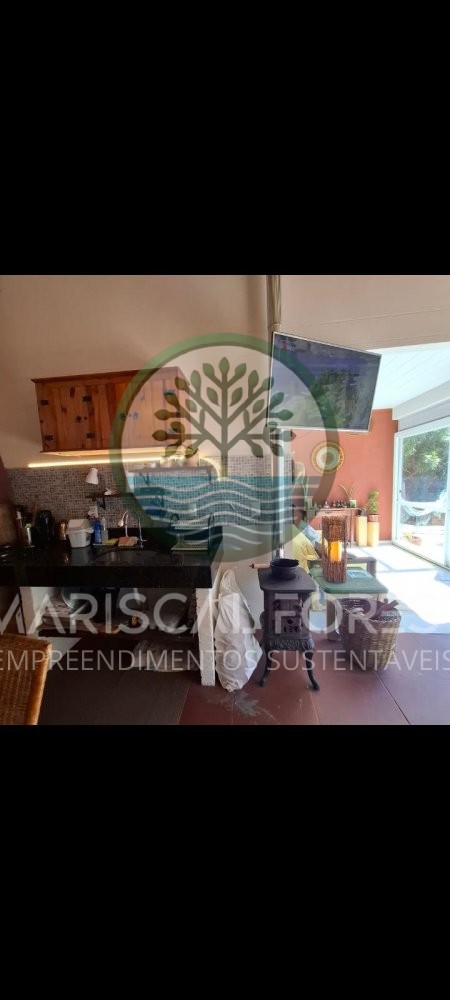 Casa com Piscina, Frente para �rea Verde e Rua Sem