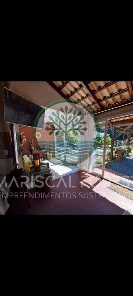 Casa com Piscina, Frente para �rea Verde e Rua Sem