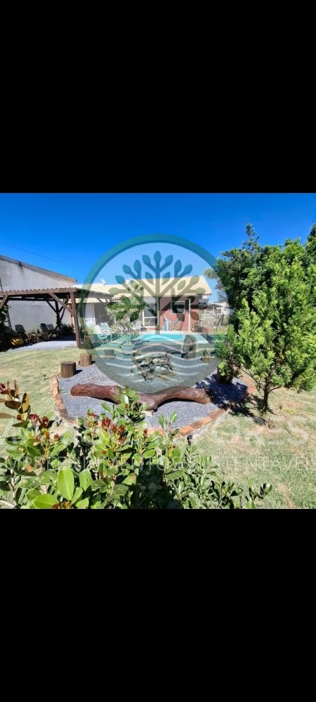 Casa com Piscina, Frente para �rea Verde e Rua Sem