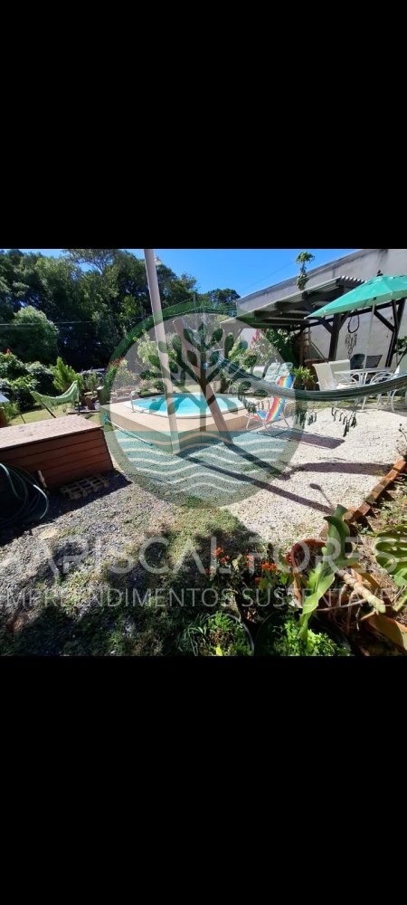 Casa com Piscina, Frente para �rea Verde e Rua Sem