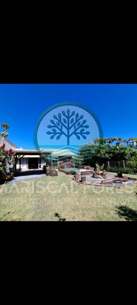 Casa com Piscina, Frente para �rea Verde e Rua Sem