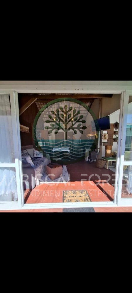 Casa com Piscina, Frente para �rea Verde e Rua Sem