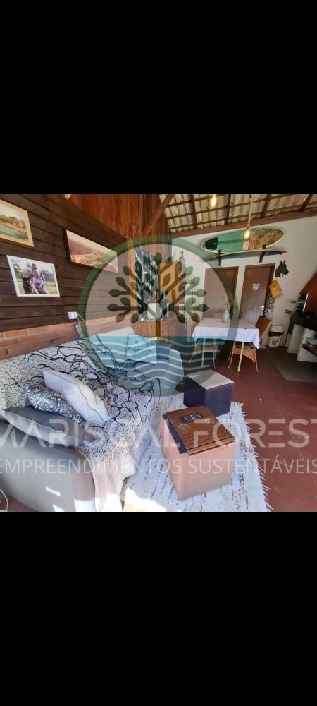 Casa com Piscina, Frente para �rea Verde e Rua Sem