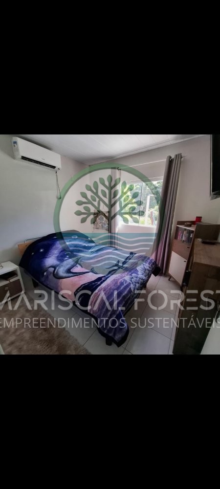 Casa com Piscina, Frente para �rea Verde e Rua Sem