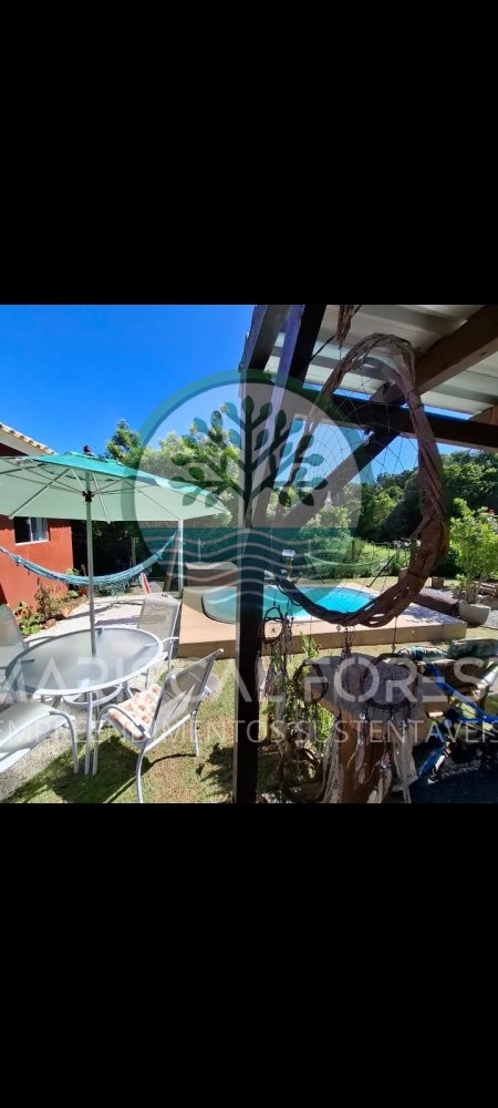 Casa com Piscina, Frente para �rea Verde e Rua Sem
