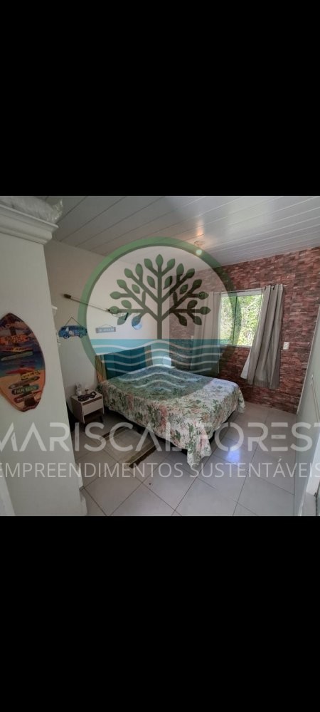 Casa com Piscina, Frente para �rea Verde e Rua Sem