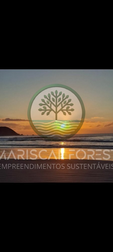 Casa com Piscina, Frente para �rea Verde e Rua Sem