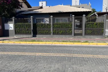 Casa T�rrea � Venda no Mariscal a 350m da Praia
