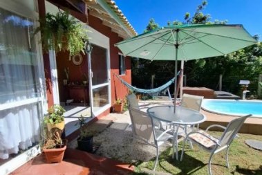 Casa com Piscina, Frente para �rea Verde e Rua Sem